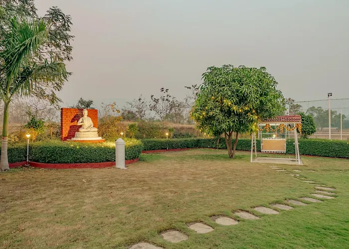 Saffronstays Olive Greens - Pool, Lawn & Glasshouse Escape Karjat